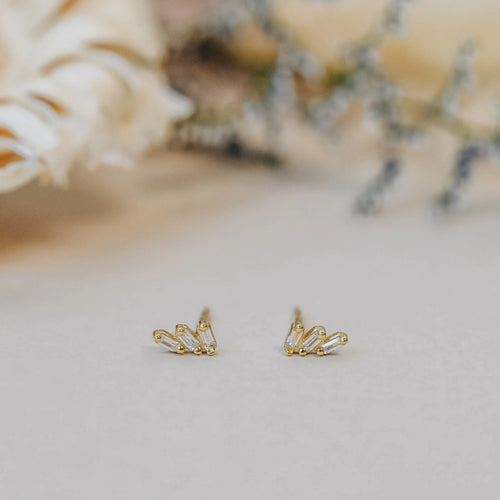White and gold stud earring. 