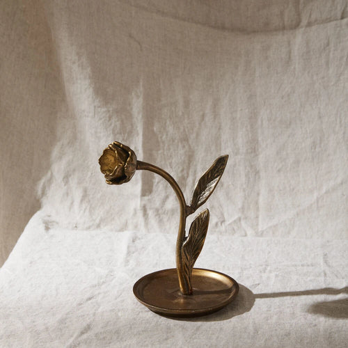 Simple and elegant, the craning tulip tray is displayed in front of a plain canvas backdrop casting its shadow. 