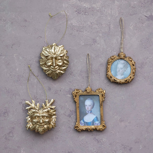 Round and rectangular styles of the photo frame ornaments with a golden finish.